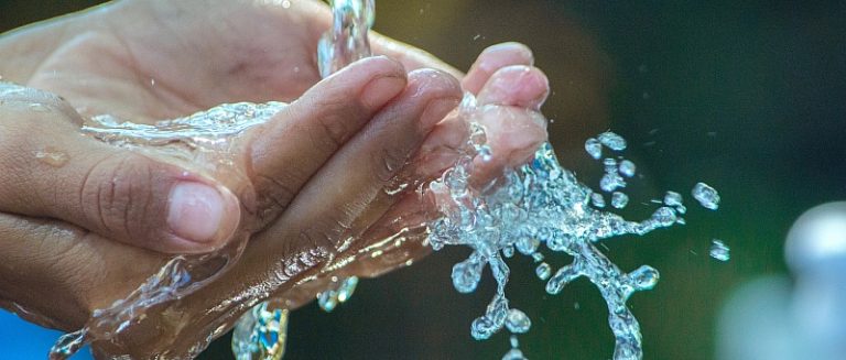 medium hands 4903050 1920